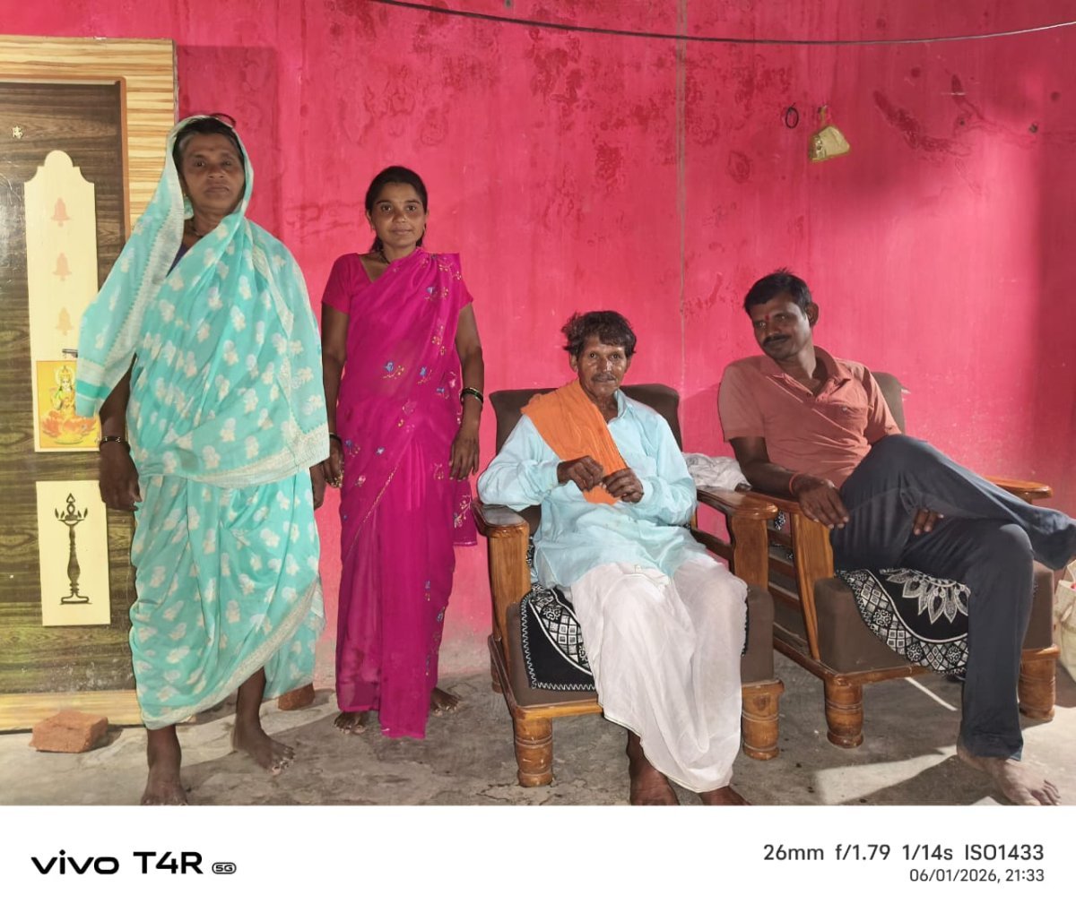 *परिवाराच्या भेटीनंतरचा फॉलो-अप*

मिशन मुक्ती अंतर्गत पुनर्वसनासाठी दाखल करण्यात आलेले लाभार्थी श्री. नामदेव शामराव राऊत  वय 75 वर्षे असून त्यांच्या परिवार मिलनानंतर नियमित फॉलोअप घेण्यात आला असता, लाभार्थी सुरक्षितपणे आपल्या गावी पोहोचल्याचे व कुटुंबीयांकडून त्यांचे घरी पोहोचल्याचे इमेज  मागविण्यात आले . सदर फॉलोअपमुळे पुनर्वसन प्रक्रिया यशस्वी झाल्याची खात्री झाली आहे.